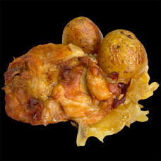 ПИЛЕШКА ПЪРЖОЛА С КАРАМЕЛИЗРАН ЛУК И ПРЕСНИ КАРТОФИ